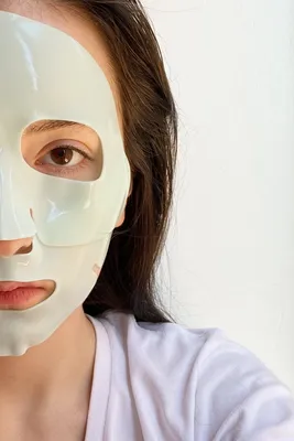 Мужчины тестируют тканевые маски для лица. Чем они различаются? - Афиша  Daily