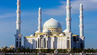 В рай пойдут одни старики. Как Назарбаев и другие пенсионеры сходили в  мечеть в Нур-Султане