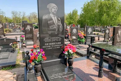 Вандалы похитили памятник с могилы сына известных артистов в Алматы