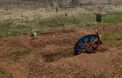 Подсыпка песком участка 1,5х 2 м вокруг могилы на кладбище
