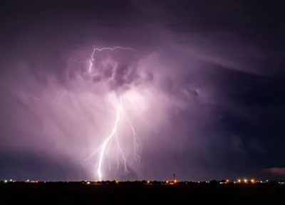 Невероятно красивые и пугающие молнии над Ставрополем попали в объективы  фотокамер горожан
