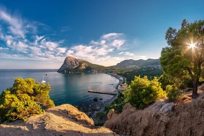 Интересные отели Крыма — пейзажи Кара-Дага из номеров, бар в скале и  светящееся море