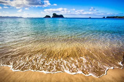 Песок на пляжах Анапы не только красивый и приятный на ощупь – он еще и  лечит