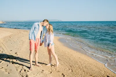 Молодая пара обнимается на пляже днем в любви Фон И картинка для бесплатной  загрузки - Pngtree