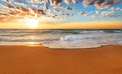 Морской пляж с закатом в небе или восходом солнца над облаками на закате,  море, драматические облака, закат в тропиках | Премиум Фото