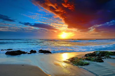Закат на море песчаный пляж, чистая вода, волны линия серфинга в теплых  цветах заходящего солнца Стоковое Фото - изображение насчитывающей песок,  мягко: 158922944