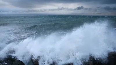 Волны с трехэтажный дом. Вспоминаем самые сильные штормы на Черном море |  РБК Life