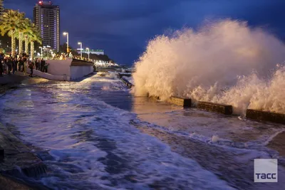 Зачем ждать у моря погоды: что происходит на пляжах Сочи после сильнейшего  наводнения - KP.RU
