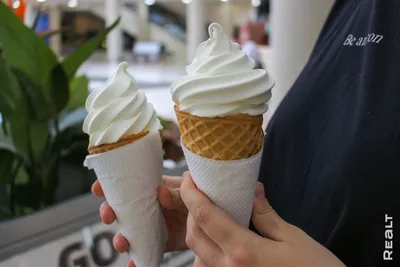 Мультяшное мороженое и фруктовое мороженое с различными вкусами, глазурью,  начинками, вафельными рожками и мороженым | Премиум векторы