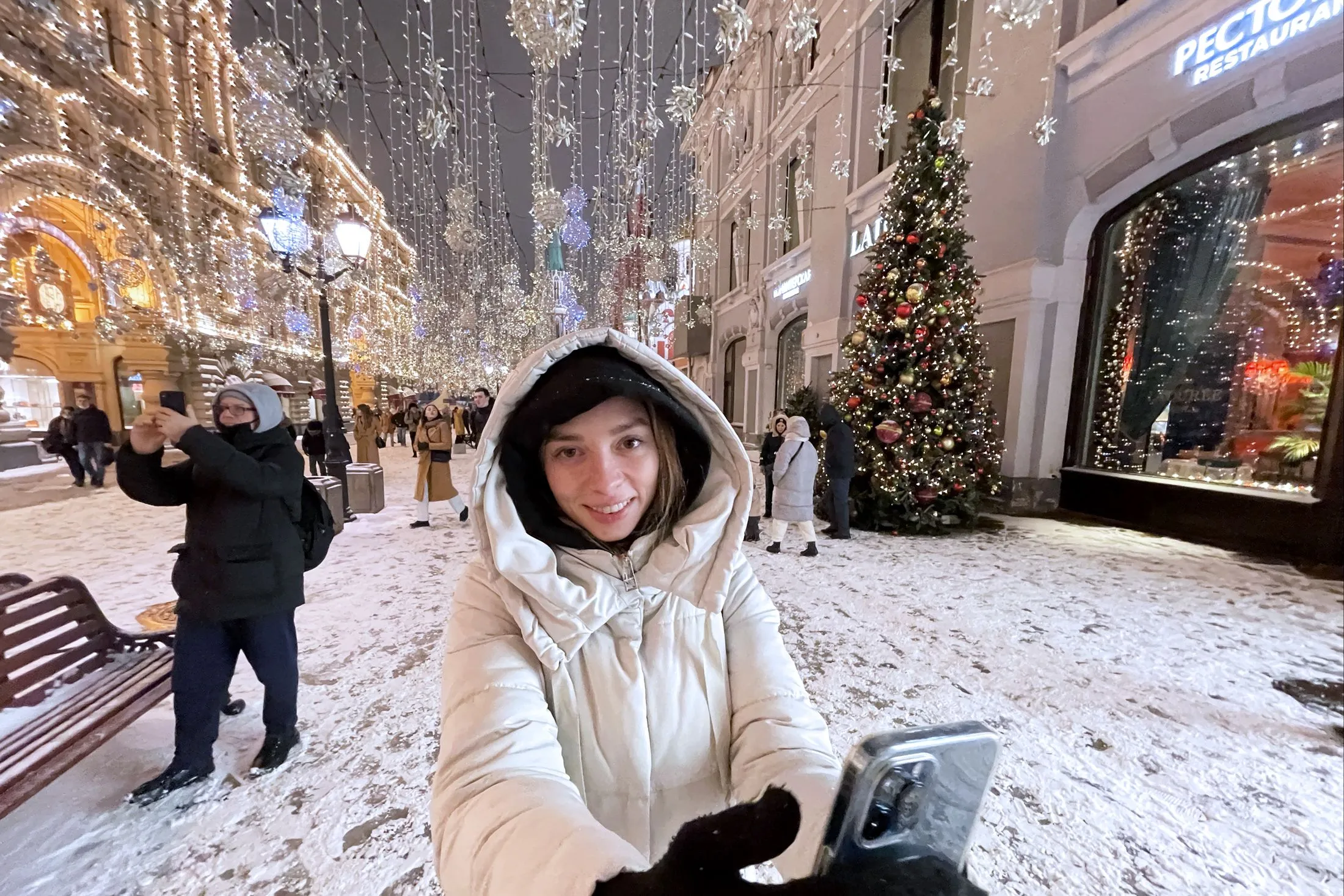 Теплая зима в Москве. Иностранцы зимой. Барышни зимой в Москве. Москва зима Мороз.