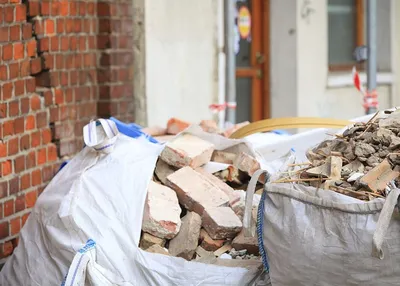 Как и кому жаловаться, чтобы убрали залежи мусора во дворе: инструкция для  волгоградцев
