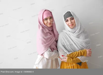 Красивые мусульманки на темном фоне :: Стоковая фотография :: Pixel-Shot  Studio