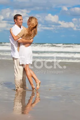 Мужчина и женщина стоят на пляже и смотрят на море и голубое небо Стоковое  Фото - изображение насчитывающей мирно, наслаждаться: 163474242