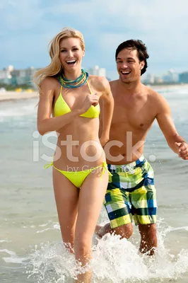 мужчина и женщина сидят на берегу штормового моря Stock Photo | Adobe Stock