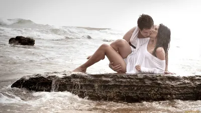 счастливая пара в любви мужчина и женщина обнимаются и улыбаются на пляже  Стоковое Фото - изображение насчитывающей купальник, день: 215945746