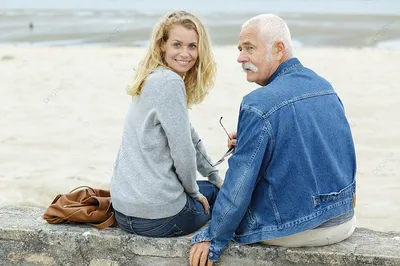 Мужчина и женщина позируют на пляже Стоковое Изображение - изображение  насчитывающей жара, супруга: 165450783