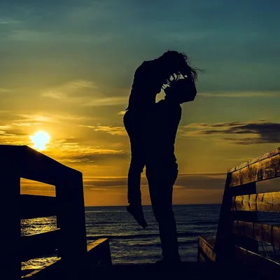 мужчина и женщина целуются в темноте, прикольная картинка влюбленных фон  картинки и Фото для бесплатной загрузки