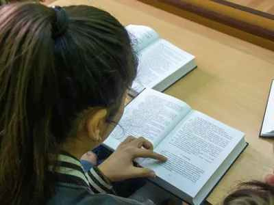 Купить подарочную Библию на армянском языке в золотом окладе - магазин  элитных подарков ЗлатПрезент
