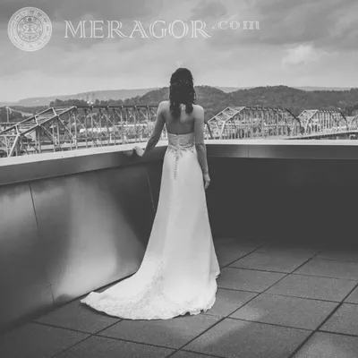 MERAGOR | Черно белое фото невесты на аву со спины