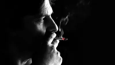 Скачать обои дым, курит, черный фон, лицо, мужчина разрешение 1920x1080  #242701