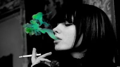 Обои на рабочий стол Девушка курит, держа в руке сигарету и выпуская со рта  зеленый дым, обои для рабочего стола, скачать обои, обои бесплатно
