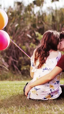 Фотографии Брюнетка Мужчины Влюбленные пары Поднос Красивые Поцелуй