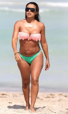 Красивая, подтянутая и сексуальная девушка в купальнике бикини позирует на  пляже летом | Премиум Фото