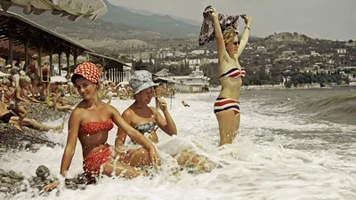 Рита Ора снялась в бикини на пляже в Австралии