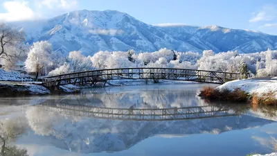 Картинка на рабочий стол иней, снег, мост, река, зима, природа, горы 1366 x  768