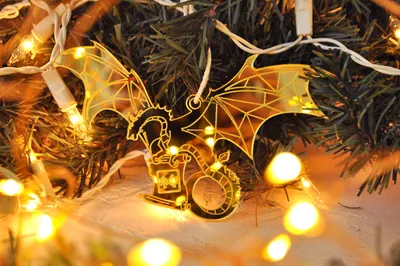 Ёлочная новогодняя игрушка - Символ года 2024 Дракон летящий с лого -  купить необычный подарок на Новый год
