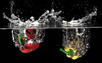 Обои на рабочий стол Три стакана, в которые падают ягоды клубники,  расплескивая воду, на черном фоне, обои для рабочего стола, скачать обои,  обои бесплатно