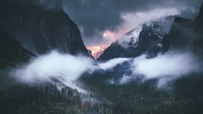 Обои горы, туман, ночь, небо, трава, темный картинки на рабочий стол, фото  скачать бесплатно