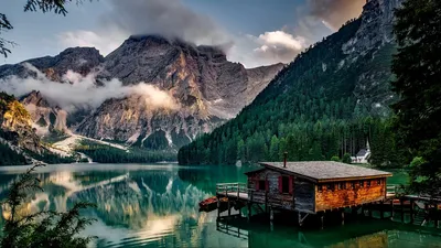 Обои италия, горы, озеро, строение, горный пейзаж картинки на рабочий стол,  фото скачать бесплатно