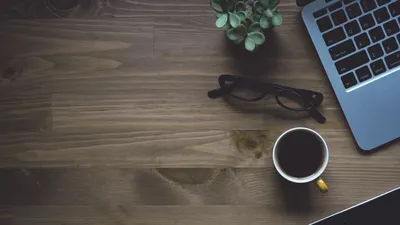 Обои на рабочий стол Чашка кофе, очки, ноутбук, и растение на деревянном  столе, обои для рабочего стола, скачать обои, обои бесплатно