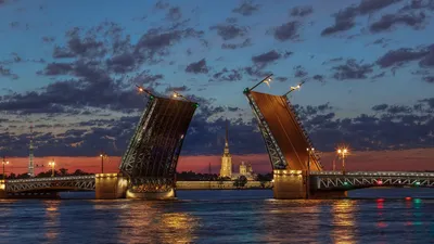 Обои на рабочий стол Разводной мост в Санкт-Петербурге на фоне ночного  неба, обои для рабочего стола, скачать обои, обои бесплатно