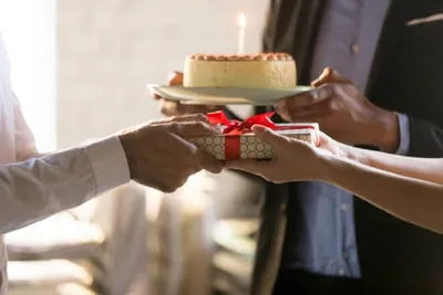Торт на Ситцевую Свадьбу 06113221 двухъярусный с мастикой стоимостью 9 575  рублей - торты на заказ ПРЕМИУМ-класса от КП «Алтуфьево»