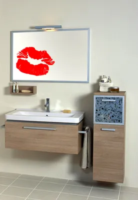 Наклейка на зеркало стены или мебель в виде губ \"Kiss\"
