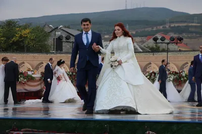 Пригласительные свадьбу с цветочным венком, европейский стиль. тренд 2024  год