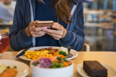 6 убедительных причин отложить телефон во время еды | Я Могу | Дзен