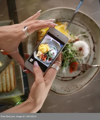Женщина при умный телефон фотографируя еда на ресторане Стоковое Фото -  изображение насчитывающей франтовск, овощ: 125928170