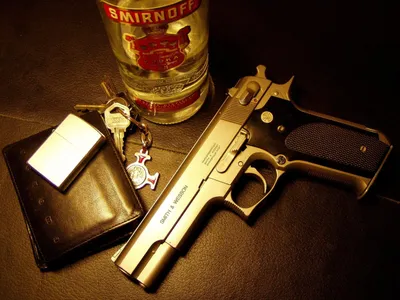Пистолет с комплектом пуль - обои на телефон