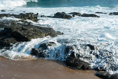Бесплатные стоковые фото на тему буря, море, морской берег, морской пейзаж,  океан, пена, песок, пляж, природа, разбивающиеся волны, скалы