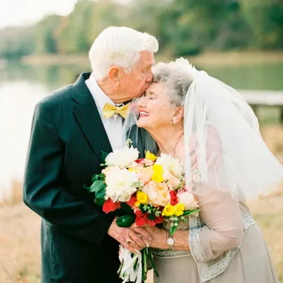 Что подарить на золотую свадьбу — подарок на 50 лет свадьбы родителям,  близким родственникам, бабушке с дедушкой и просто знакомым