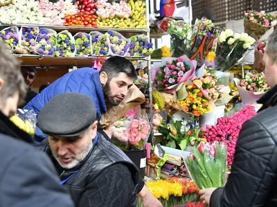 В Брянске накануне праздника 8 Марта во всех районах города открылись  цветочные базары