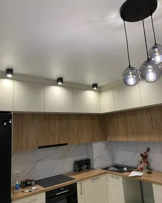 Одноуровневый белый матовый натяжной потолок для кухни 11 м2 монтаж и  установка в Саратове