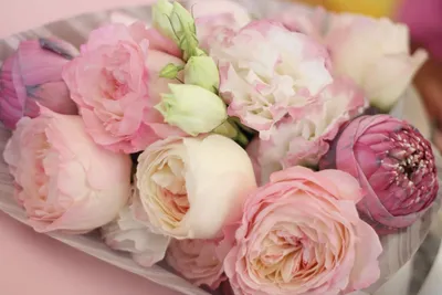 Жозефина: нежно-розовые пионы в шляпной коробке по цене 12053 ₽ - купить в  RoseMarkt с доставкой по Санкт-Петербургу