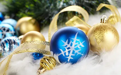 Новогодние шары и декоративные еловые ветки на белом фоне :: Стоковая  фотография :: Pixel-Shot Studio