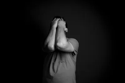 грустный подросток, жалующийся в одиночестве на обрыве Стоковое Изображение  - изображение насчитывающей озадаченный, тревоженая: 215957943