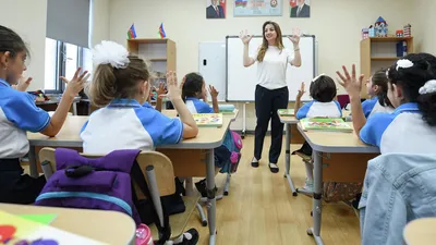 Дети-ученики общаются в школе Стоковое Фото - изображение насчитывающей  взаимодействовать, словесность: 155893616