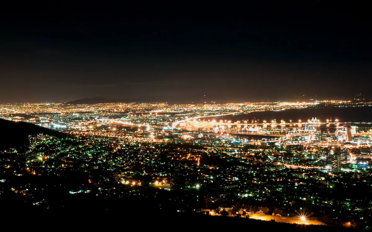 Город вдали сверкающий. Ночной город с горы. Ночной город издалека. Вид на ночной город с холма. Вид с горы на город ночью.